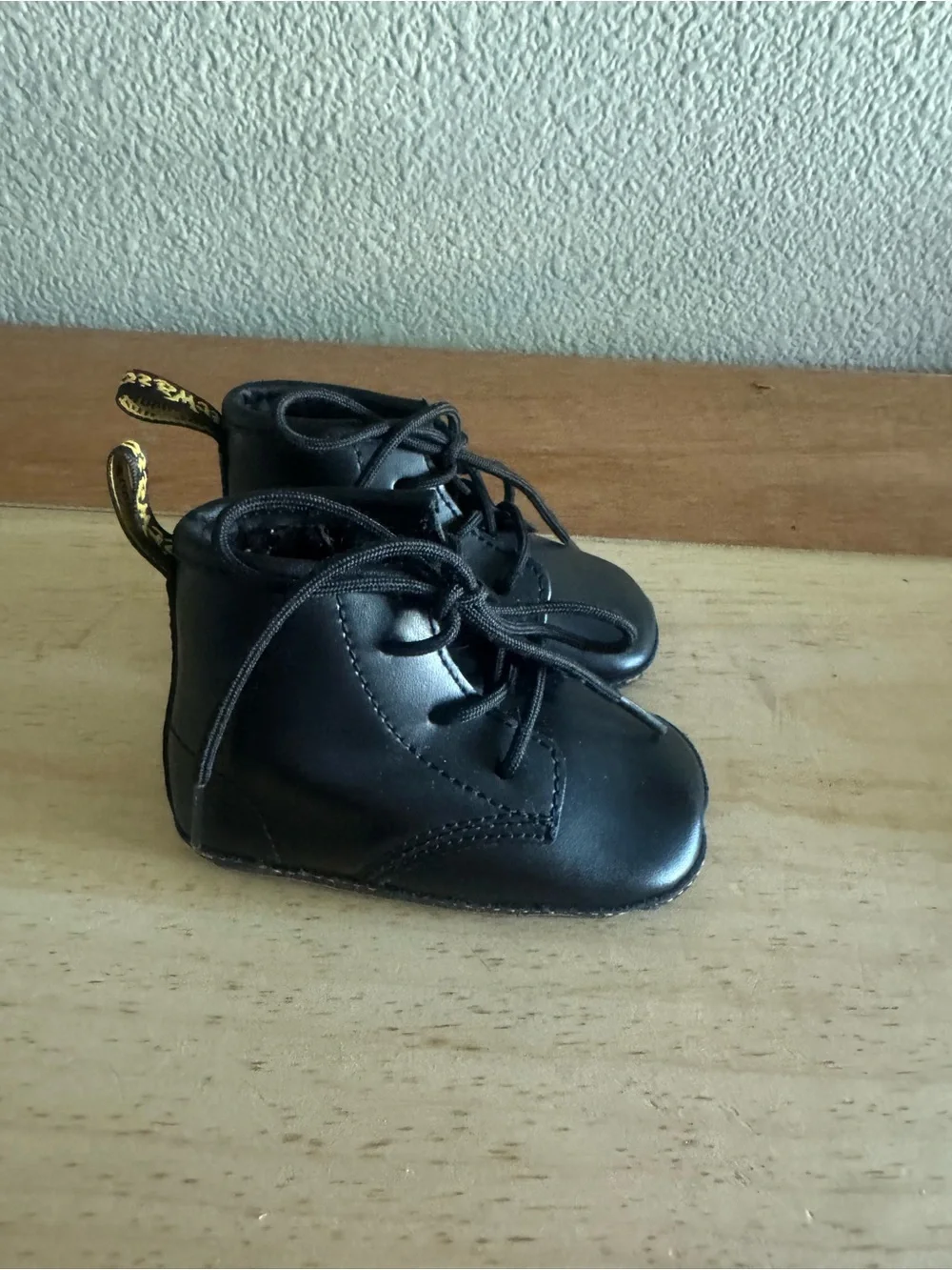 DR MARTENS NEWBORN 1460 AUBURN LEATHER black booties size 4